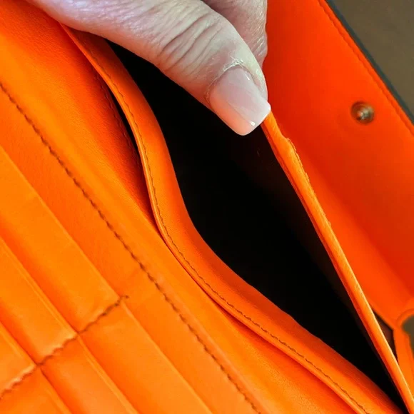 *AUTHENTIC*GUCCI GG SUPREME MONOGRAM ORANGE HEART WALLET - Picture 13 of 15